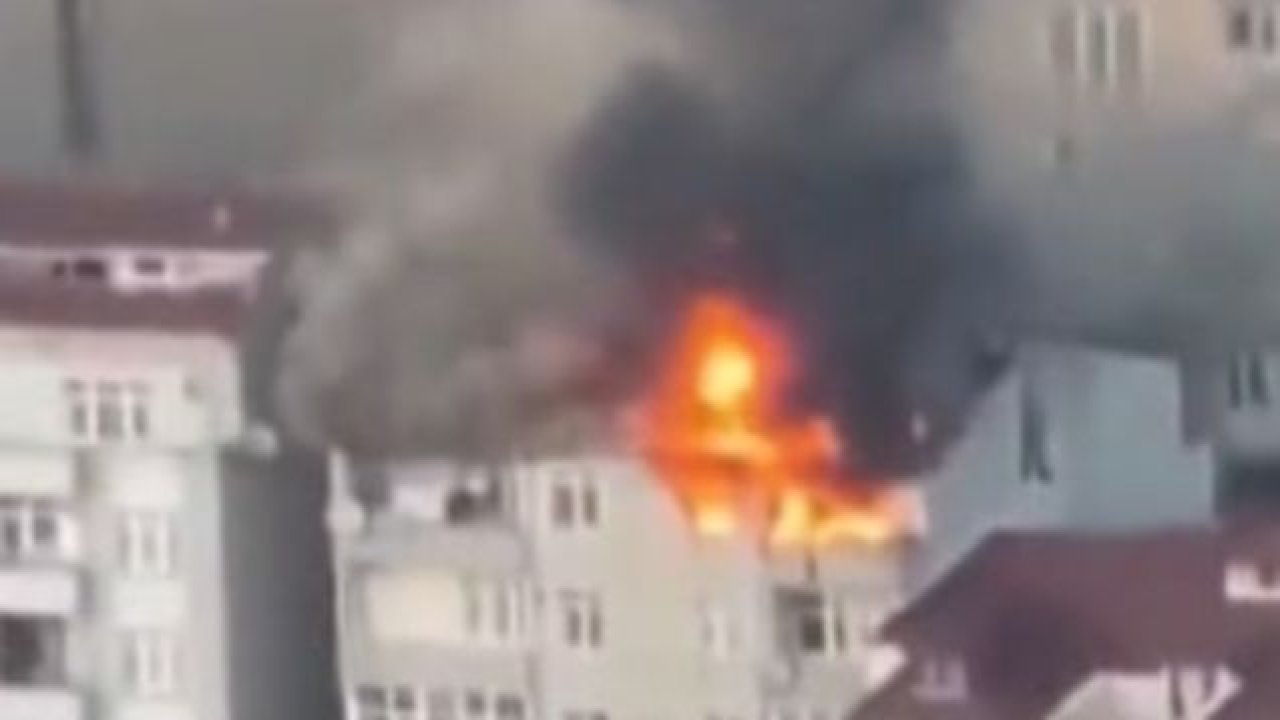 Binanın Çatısında Başlayan Yangın Bitişikteki 2 Binaya Sıçradı