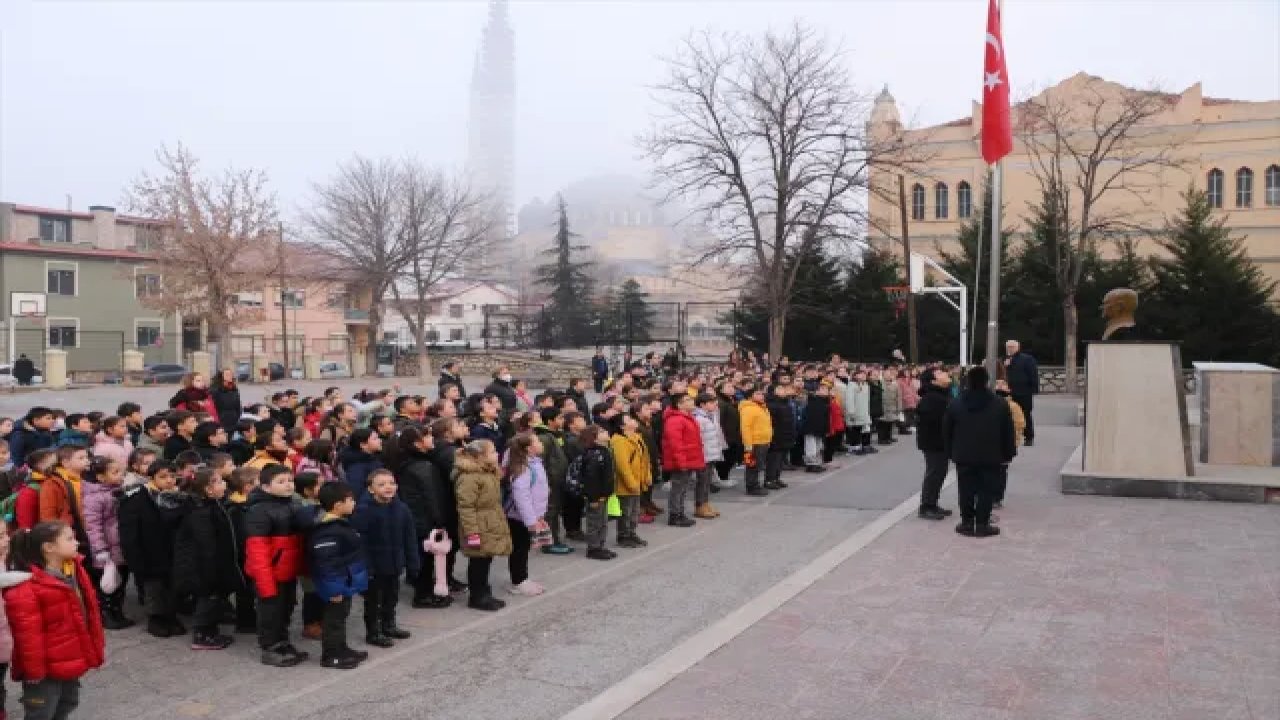 Trakya'daki Okullarda Şehitler İçin Saygı Duruşuna Geçildi