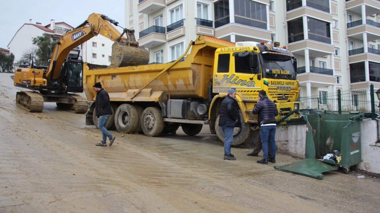 Kamyonet Kontrolden Çıkıp Apartmanın İstinat Duvarında Asılı Kaldı