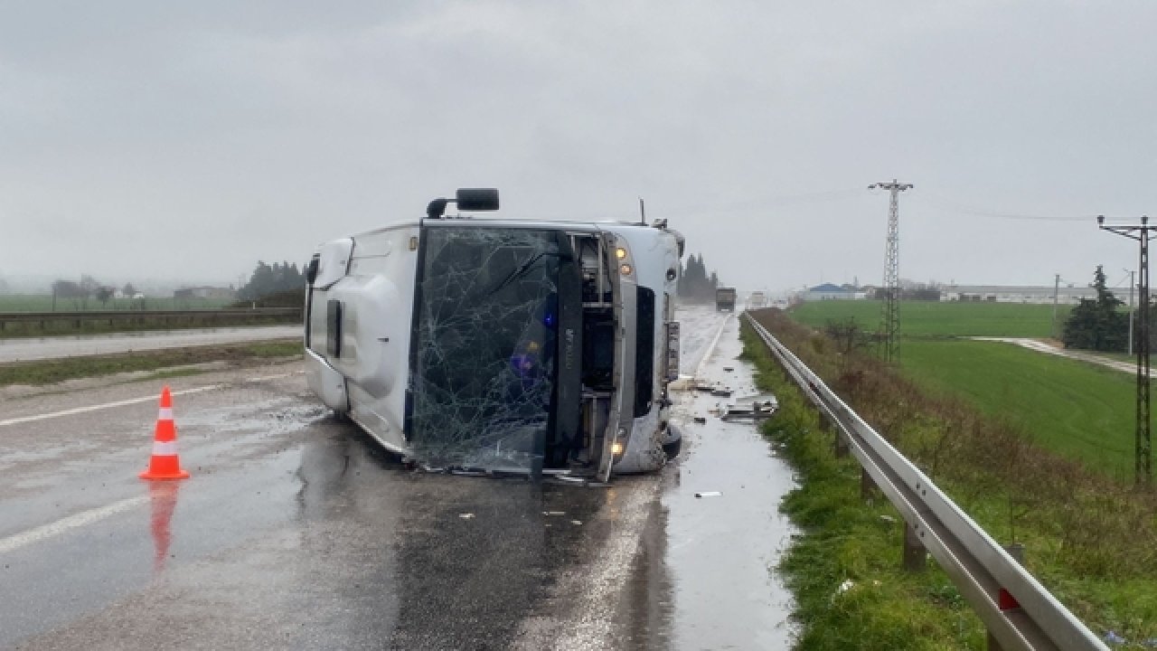 Minibüsün Devrildiği Kazada 2 Kişi Yaralandı