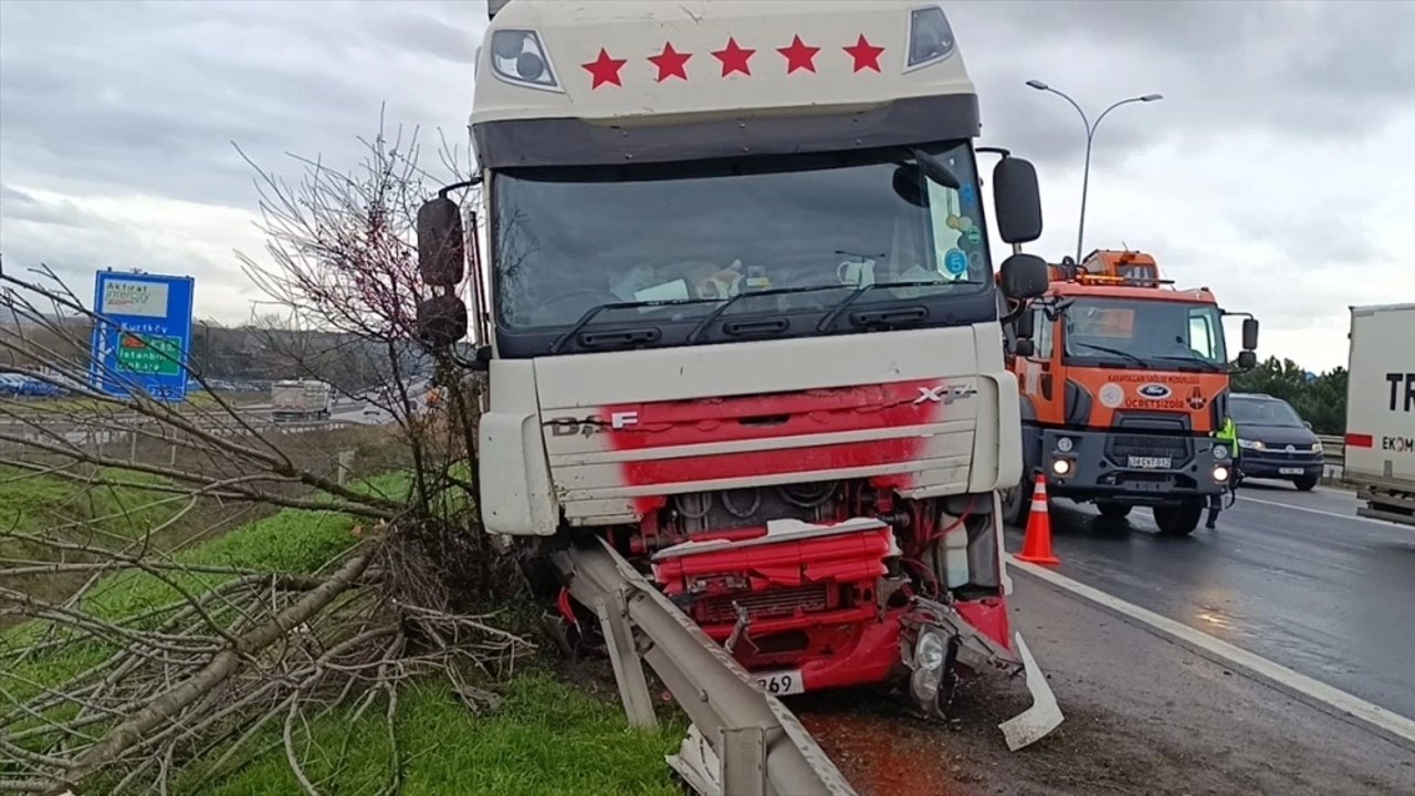 Tırın Çarptığı Otomobilin Sürücüsü Yaralandı