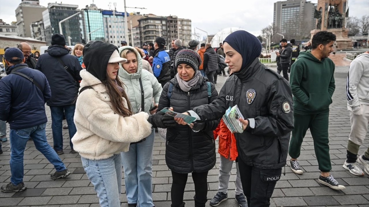 Polis Ekipleri Bilgilendirici Broşür Dağıttı