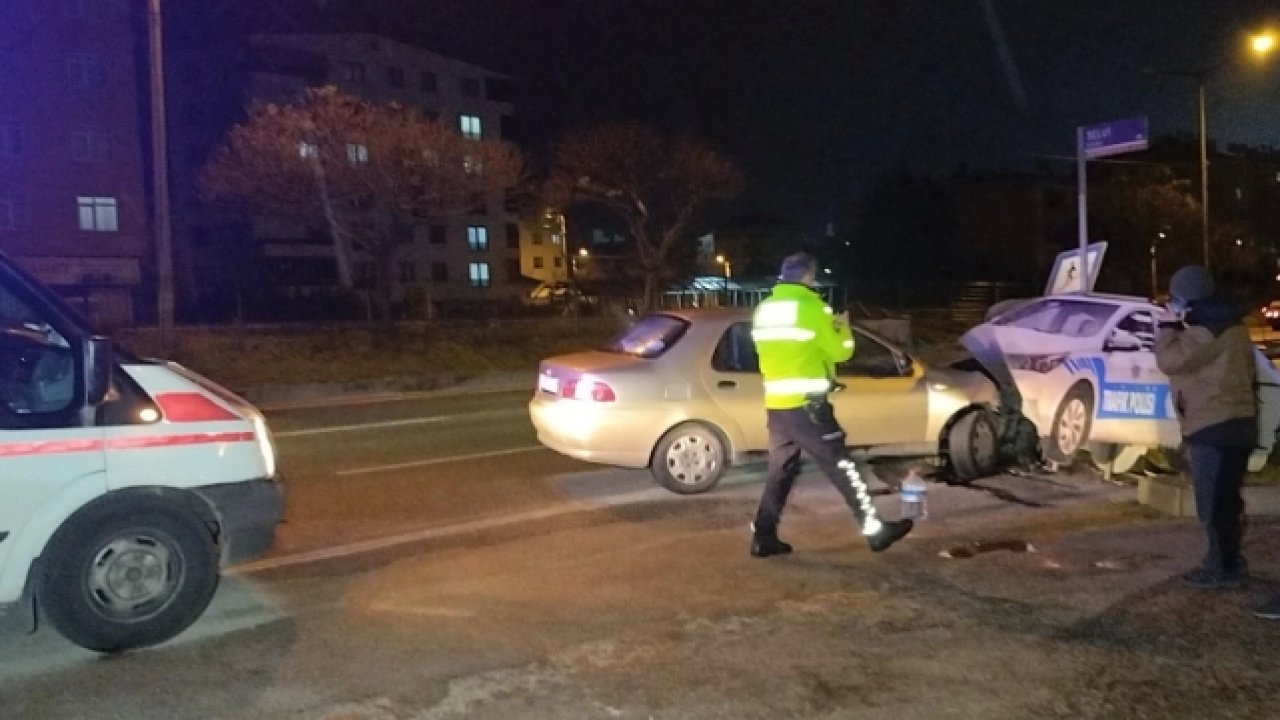 Polis Aracı Maketine Çarpan Otomobildeki 2 Kişi Yaralandı