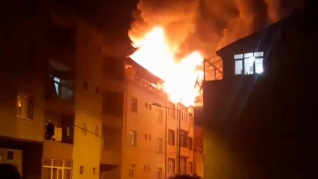 4 Katlı Binanın Çatısında Yangın Çıktı