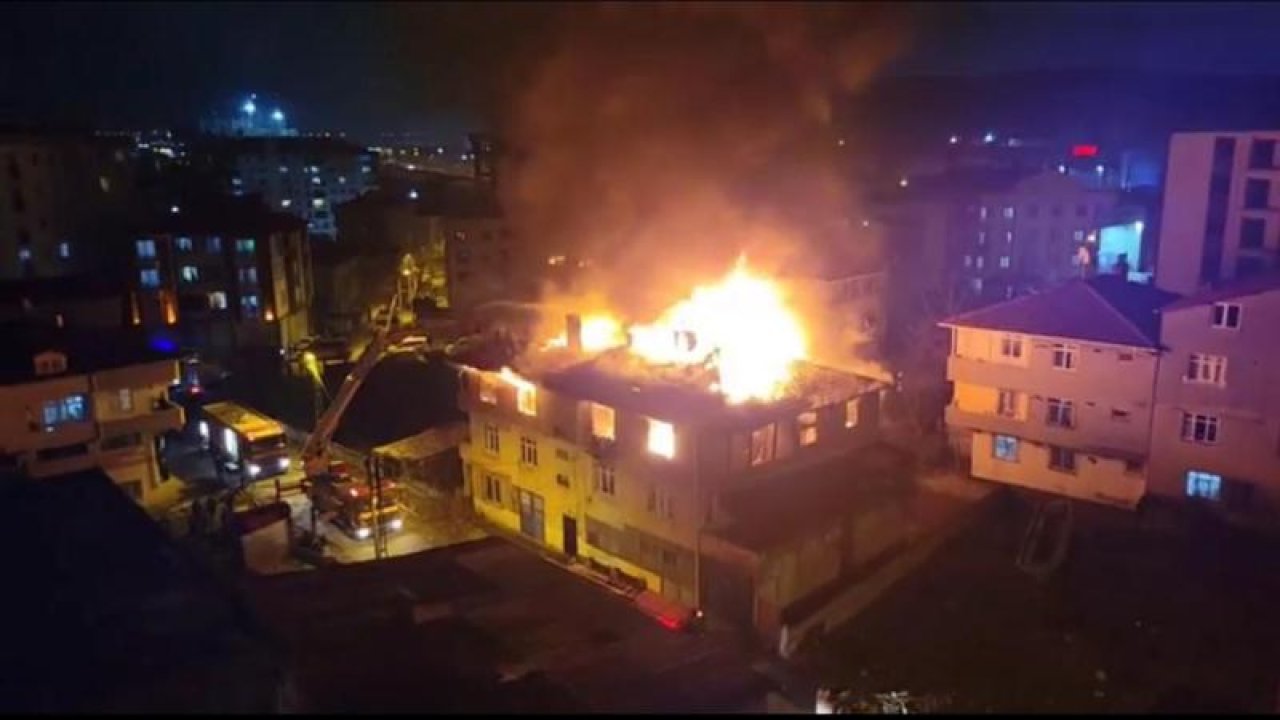 İki Katlı Binanın Çatısında Yangın Çıktı