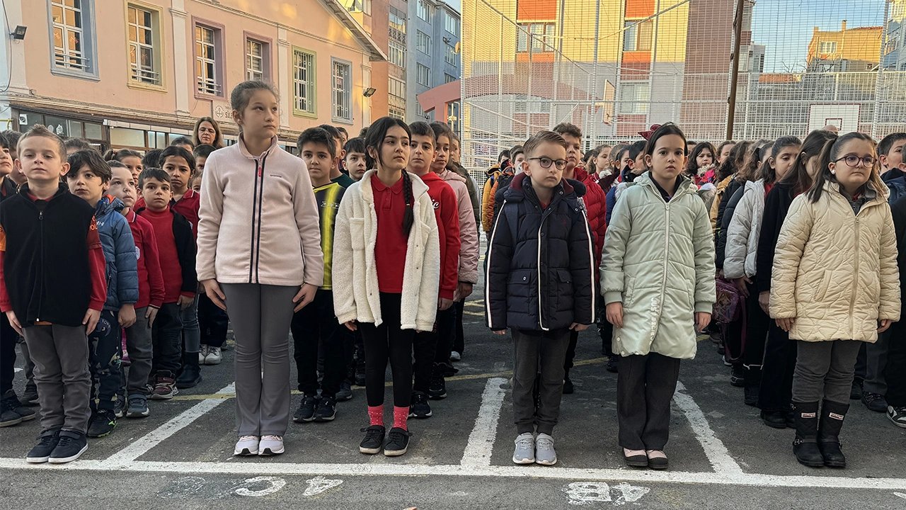 Okullarda 6 Şubat'ta Yaşamını Yitirenler İçin Saygı Duruşunda Bulunuldu