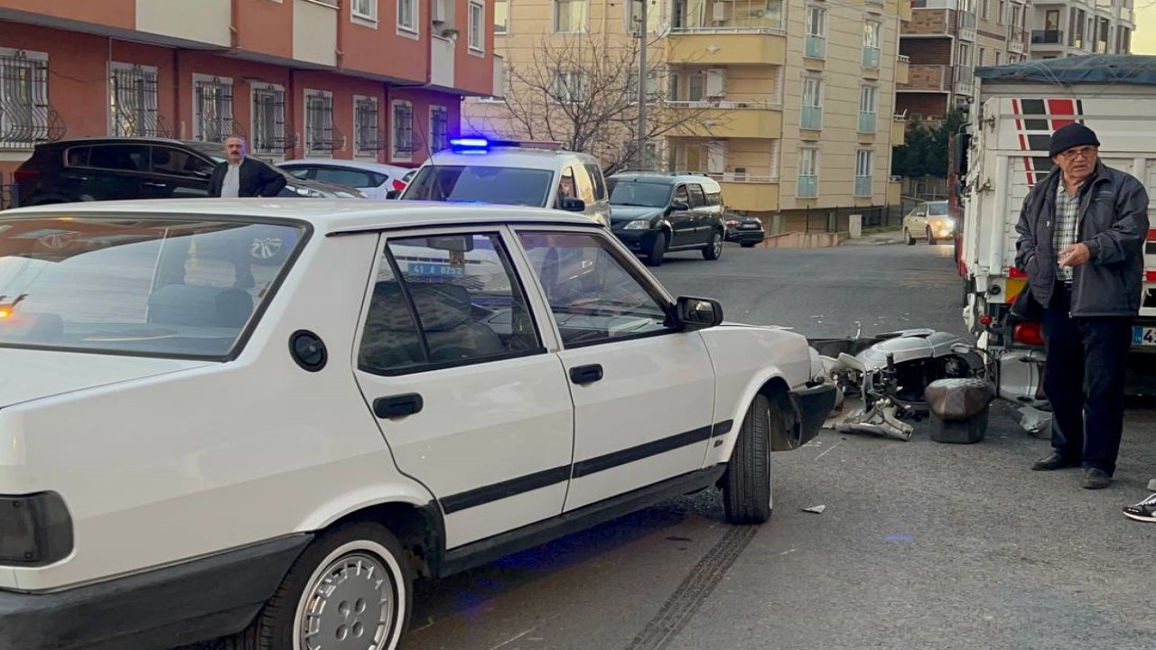 Otomobille Çarpışan Motosikletteki 2 Kişi Yaralandı