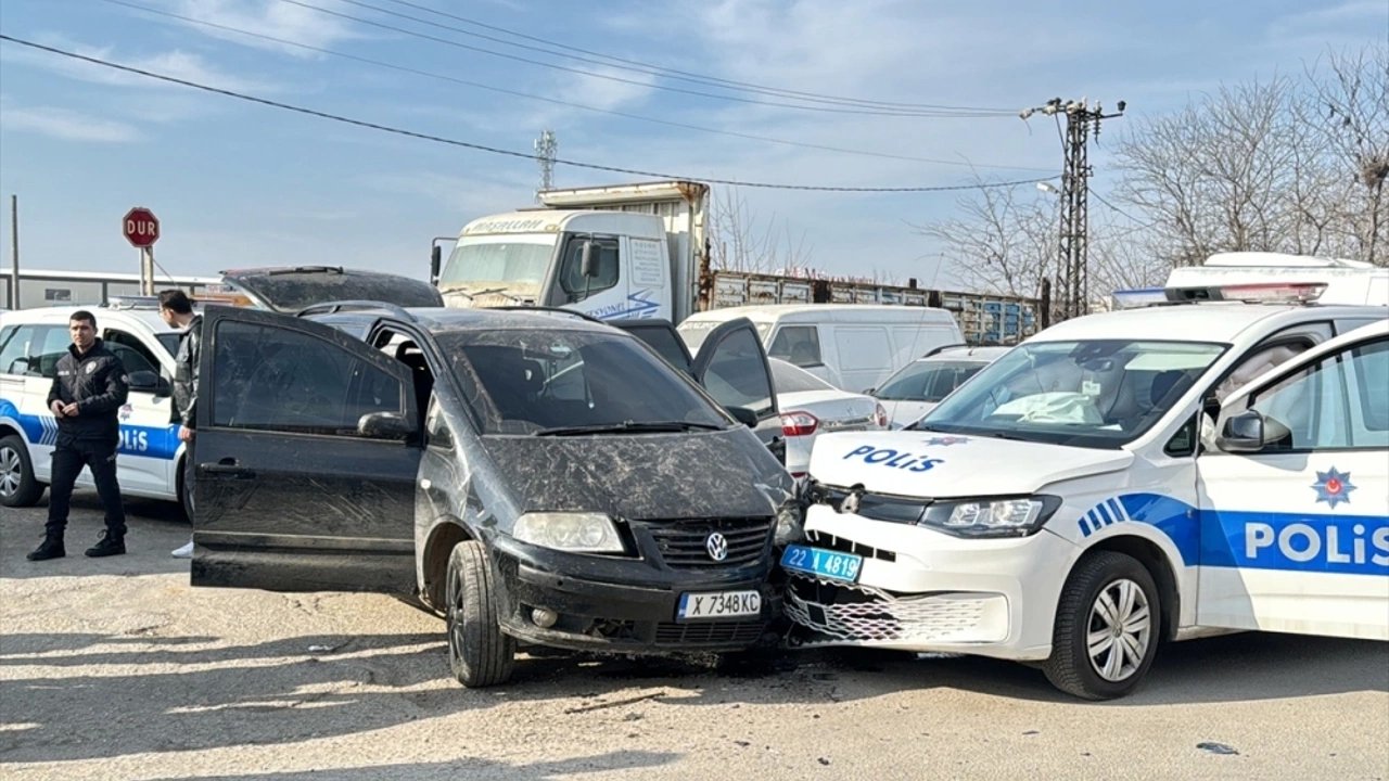 Edirne'de Çarpılan Ekip Otosundaki İki Polis Yaralandı