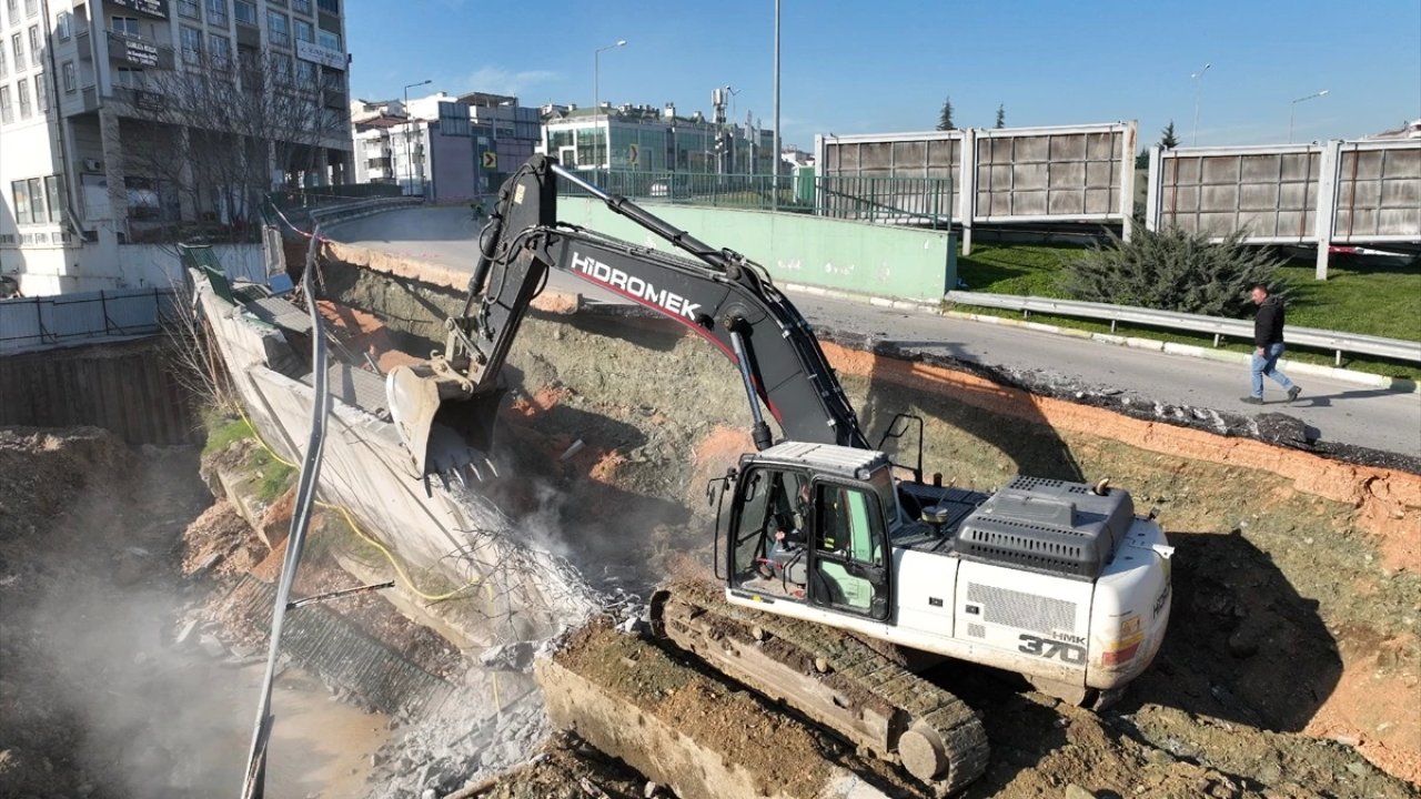 İnşaattaki Temel Kazısı Nedeniyle Kara Yolu Çöktü