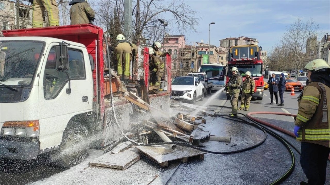 Park Halindeki Kamyonette Yangın Çıktı