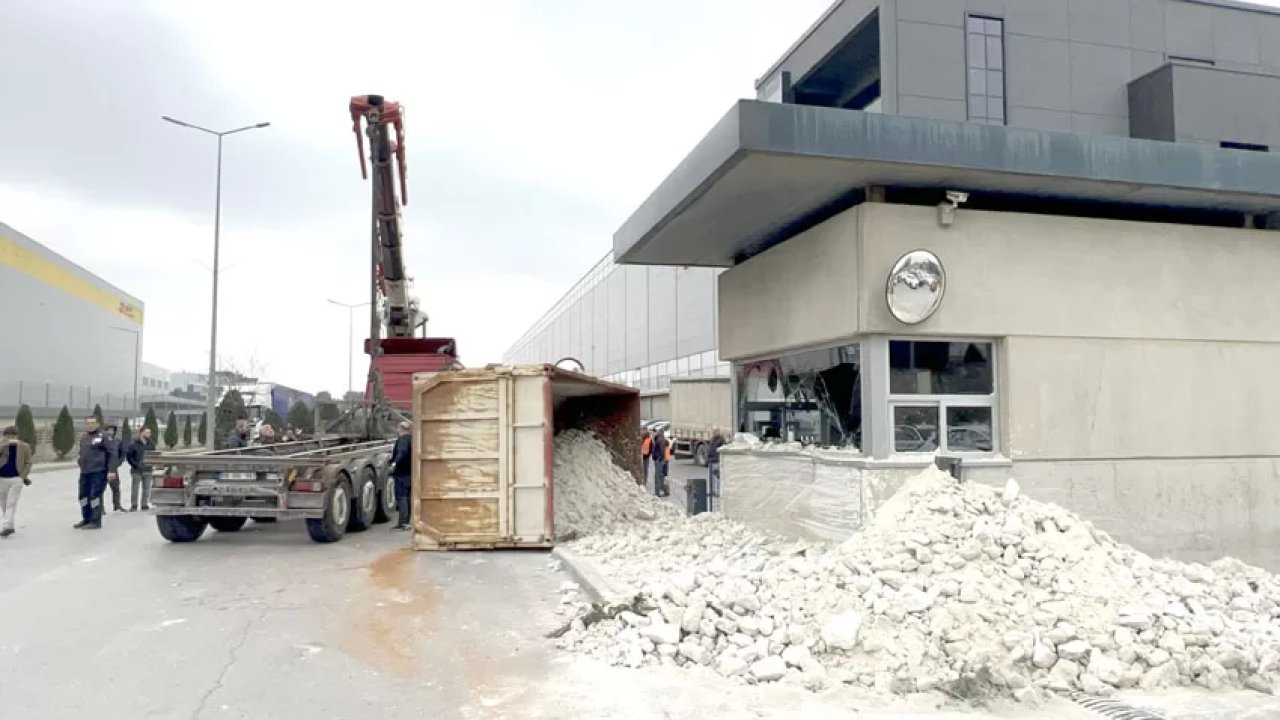 Hafriyat Kamyonunun Güvenlik Binasına Çarptığı Kazada 3 Kişi Yaralandı