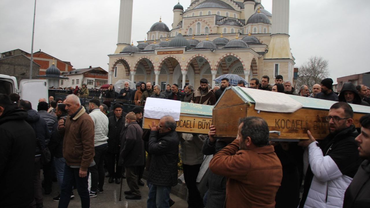 1 Gün Arayla Yaşamını Yitiren Dede ve Torunu Toprağa Verildi