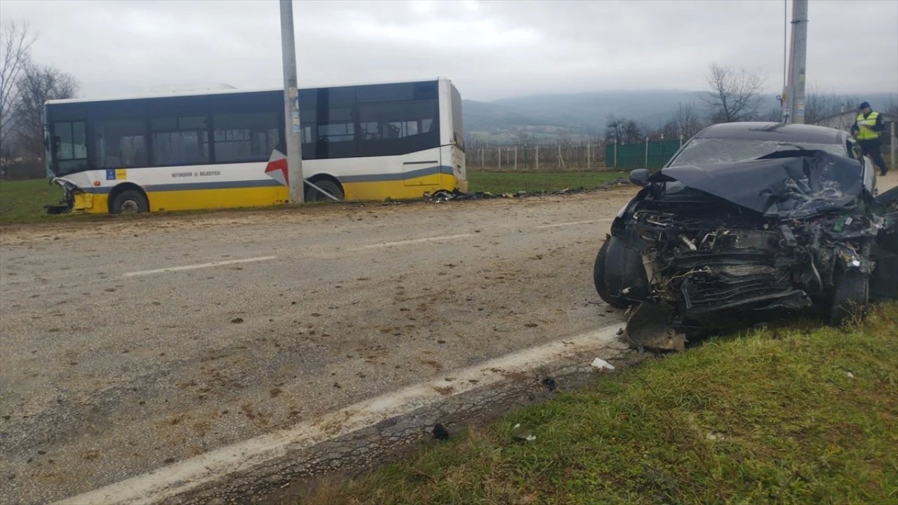 Halk Otobüsüyle Çarpışan Otomobilin Sürücüsü Yaşamını Yitirdi