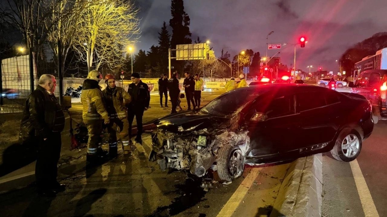 Beton Bariyerlere Çarpan Otomobilin Sürücüsü Yaralandı