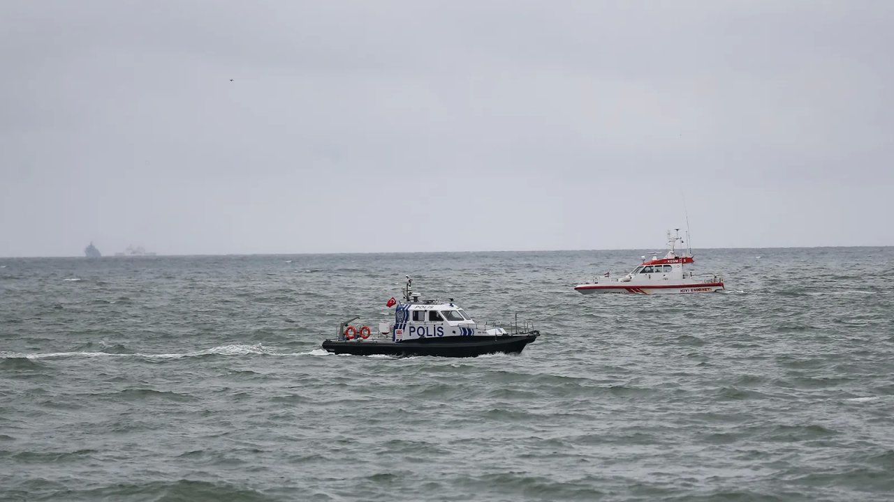 Marmara Denizi'nde Batan Geminin Mürettebatı Aranıyor