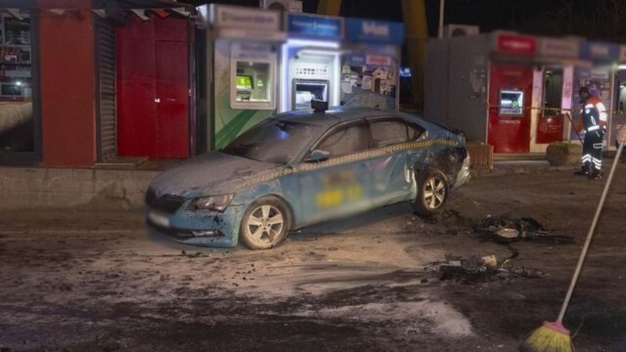 Hafif Ticari Araç Yan Yola Geçip Park Halindeki Taksiye Çarptı