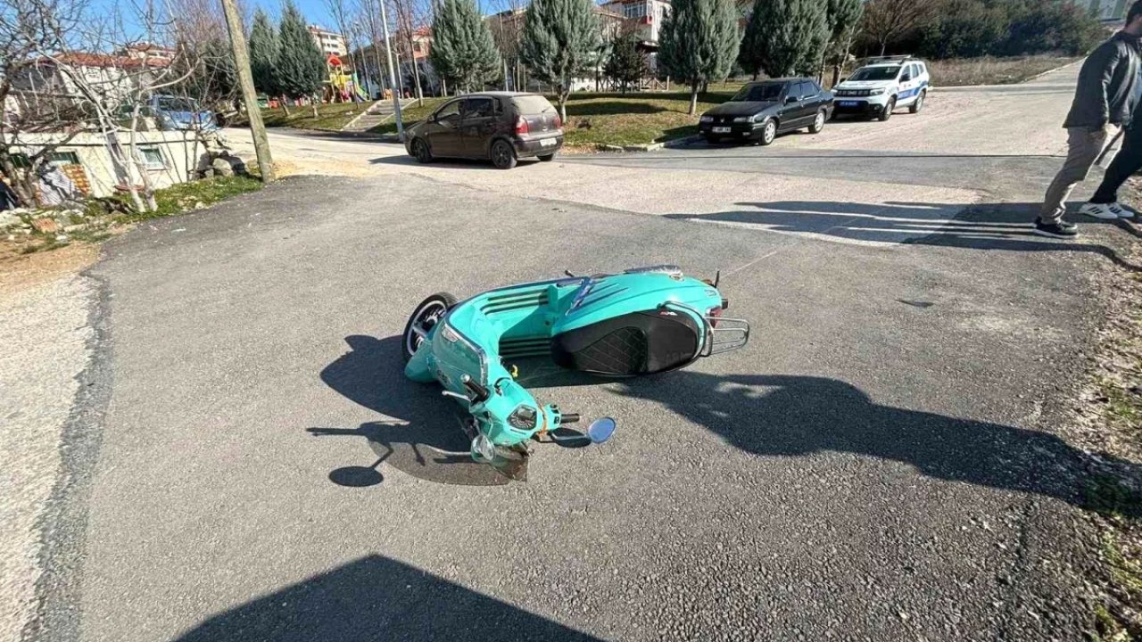 Motosikletiyle Aydınlatma Direğine Çarpan Sürücü Yaralandı