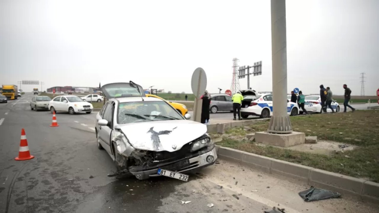 Edirne'de İki Otomobilin Çarpıştığı Kazada 5 Kişi Yaralandı