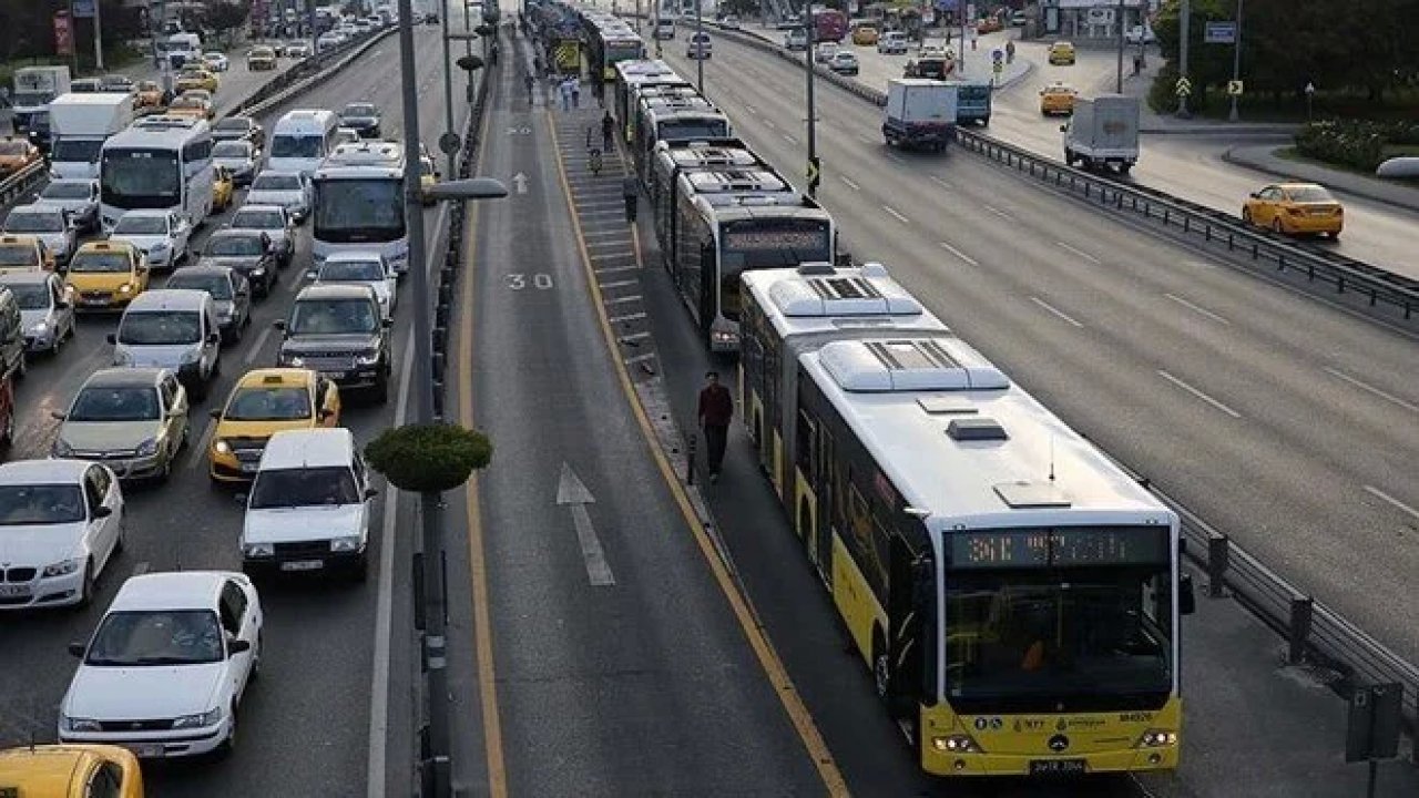 İki Metrobüsün Çarpıştığı Kazada Maddi Hasar Oluştu