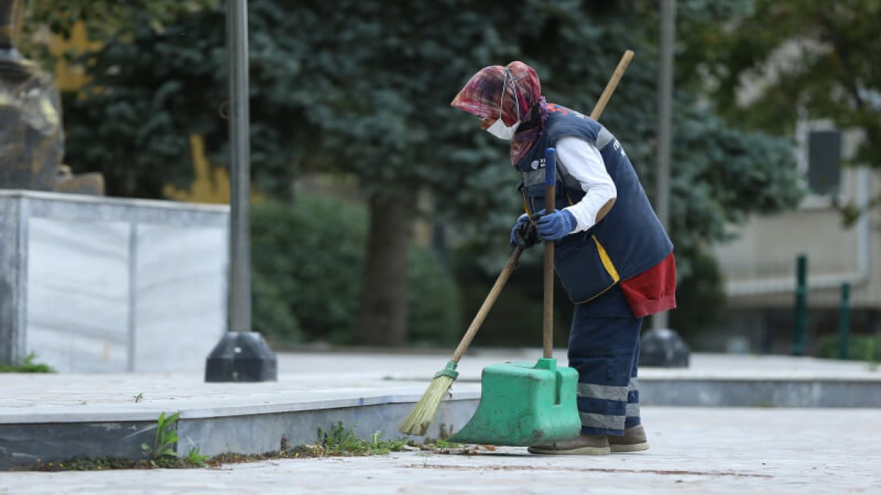 Meydanlara Kadın Temizlik İşçilerinin Eli Değiyor