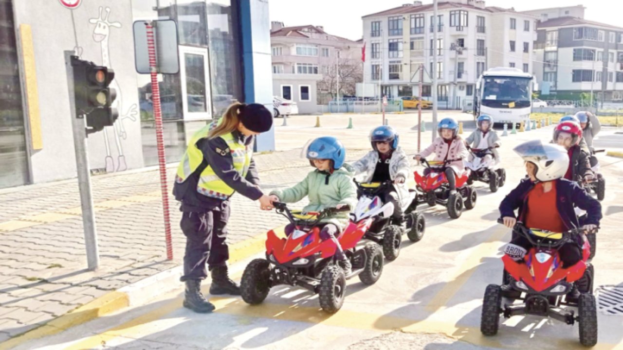 Tekirdağ'da Öğrenciler Mobil Trafik Eğitim Aracında Bilgilendirildi