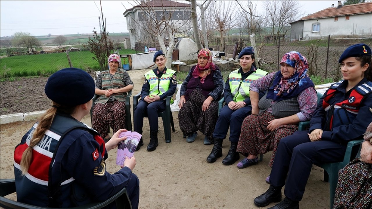 Edirne'nin Kadın Jandarma Timi Köylerde Bilgilendirme Yapıyor