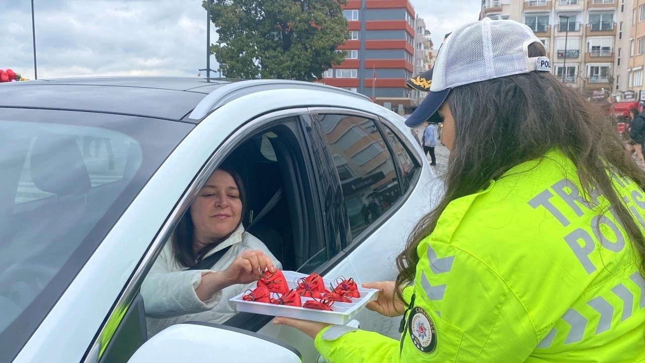 Polis Ekiplerinden Kadın Sürücülere Çikolata İkramı