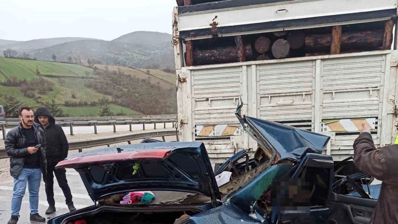 Balıkesir'de otomobilin kamyonete çarptığı kazada 3 kişi yaralandı