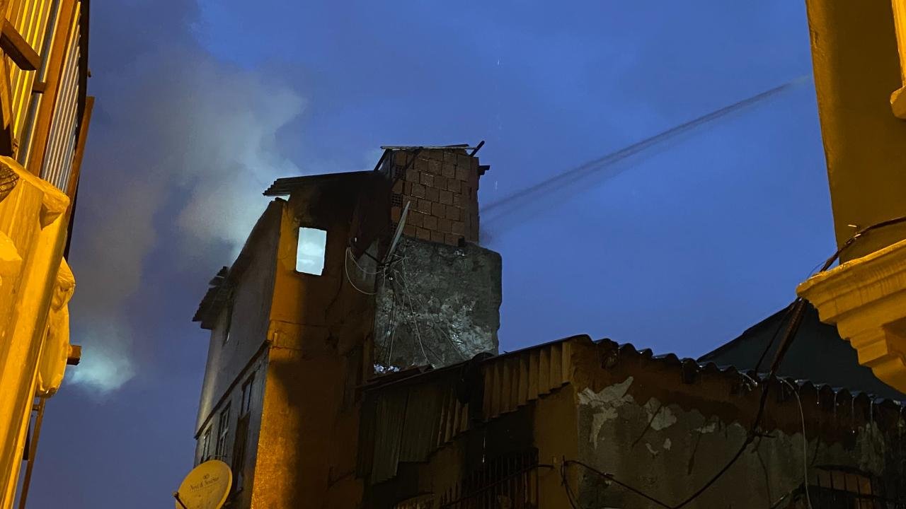 Dört Katlı Binanın Çatı Katında Yangın Çıktı