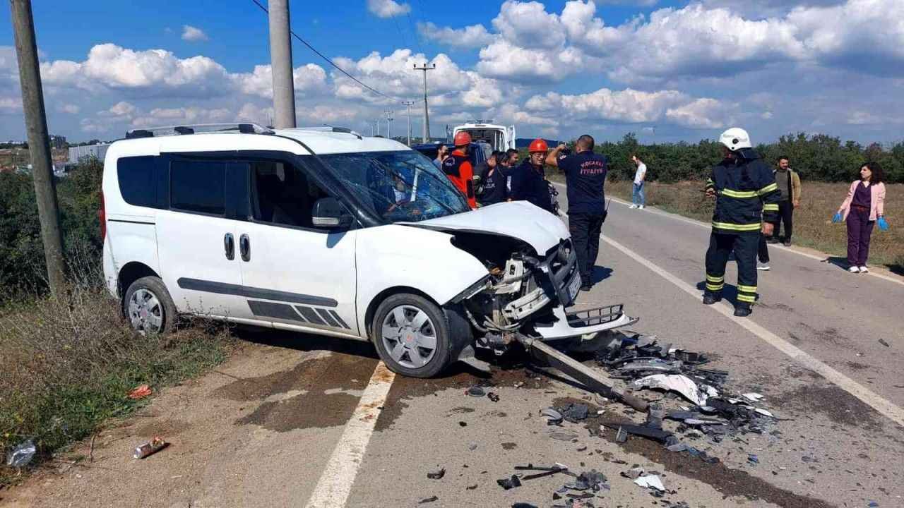 Kocaeli'de Hafif Ticari Araç ile Otomobil Çarpıştı: 3 Yaralı
