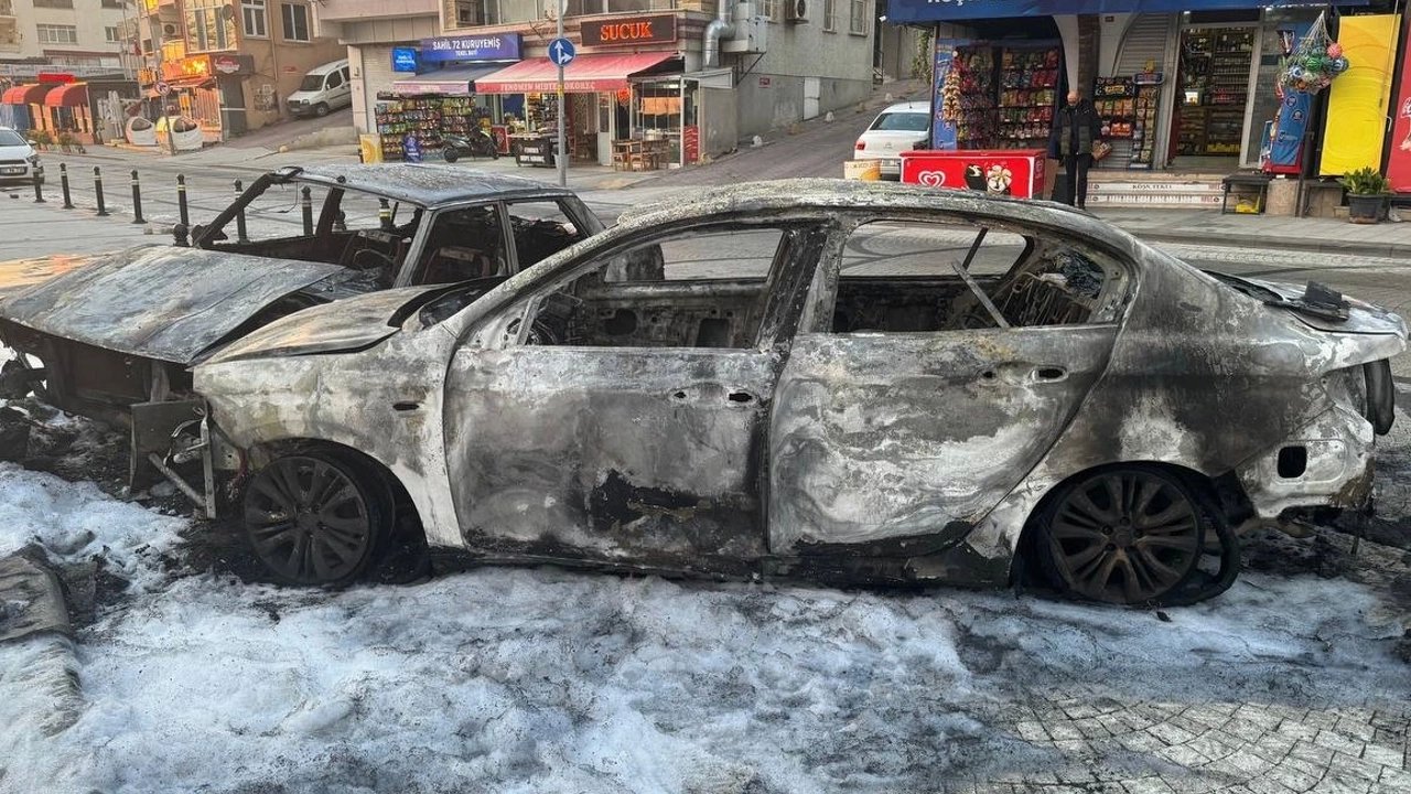 Alev Alan Taksi ve Onun Çarptığı Otomobil Yandı