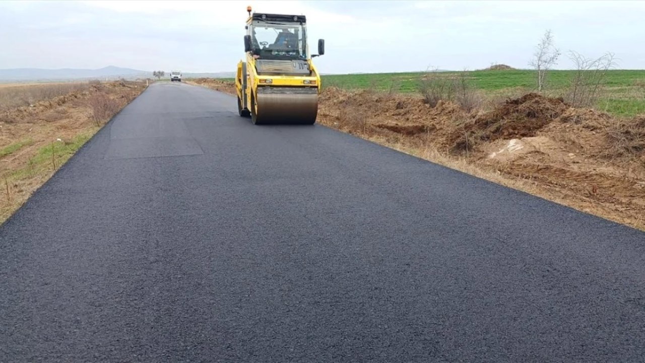 Edirne'de Köy Yollarındaki Sıcak Asfalt Çalışmaları Sürüyor