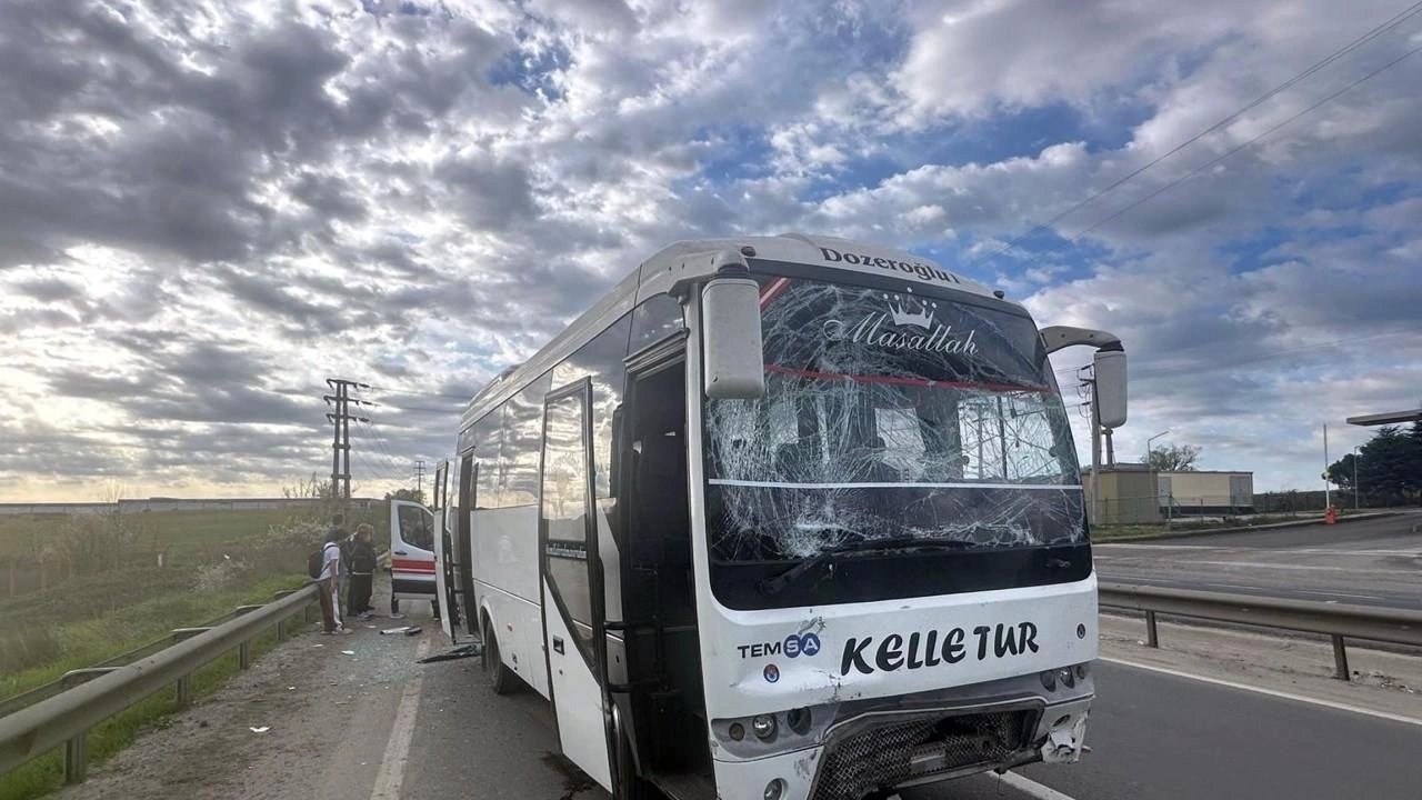 Tekirdağ'da Servis Araçlarının Çarpışması Sonucu 16 Kişi Yaralandı