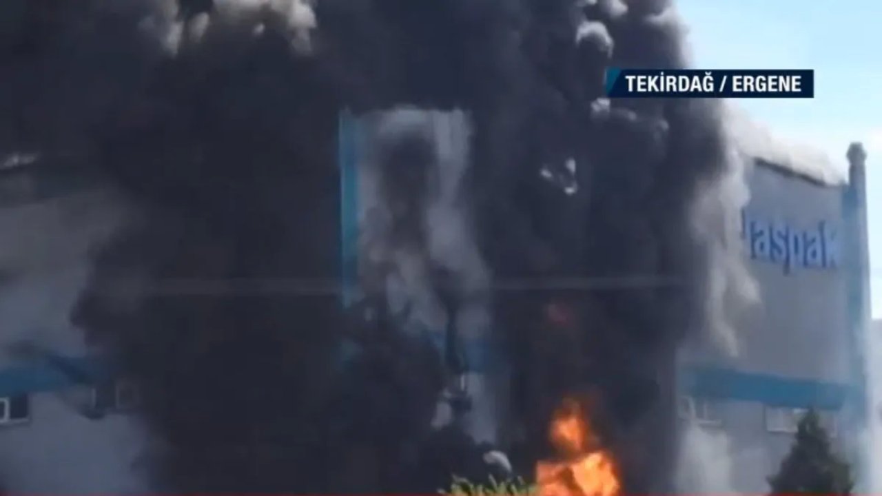 Tekirdağ'daki Fabrikada Çıkan Yangına Müdahale Ediliyor
