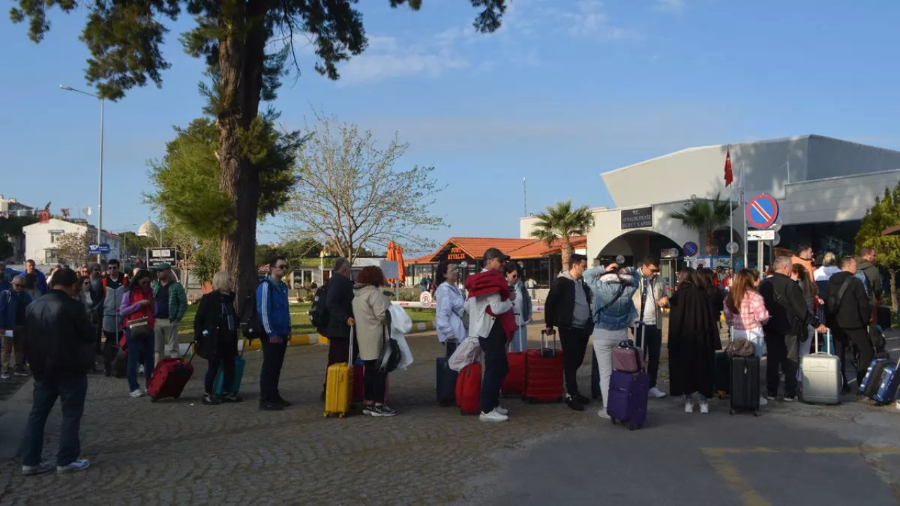 Ayvalık'tan Midilli Adası'na Geçişlerde Kapıda Vize Yoğunluğu Yaşanıyor