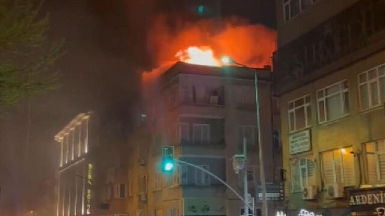 5 Katlı Binanın Çatı Katında Yangın Çıktı