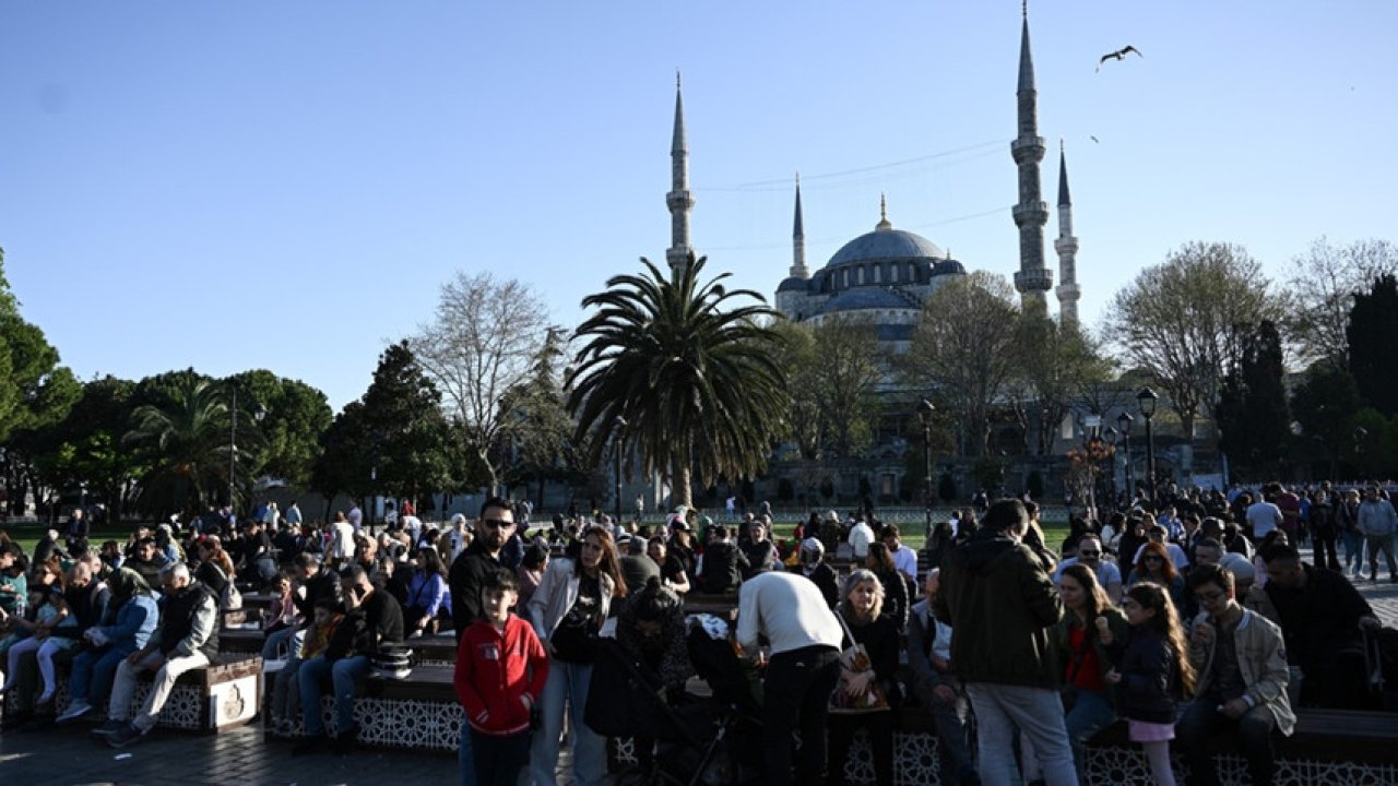 İstanbul'un tarihi ve turistik yerlerinde bayram yoğunluğu yaşanıyor