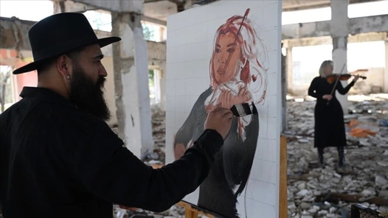 Azerbaycanlı Ressam Canlı Modellerini Tuvale Çiziyor