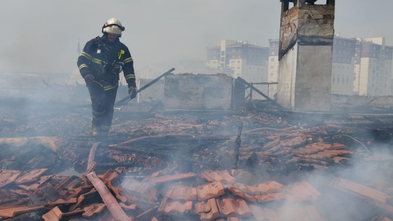 Tekirdağ'da Lisenin Çatısında Çıkan Yangın Söndürüldü