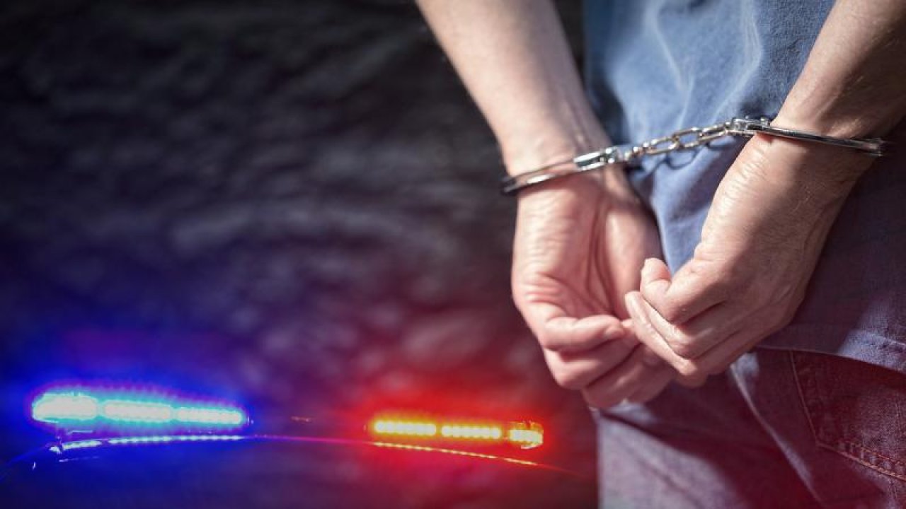 Kol Çantasındaki Oyuncaktan Uyuşturucu Çıktı: 2 Gözaltı