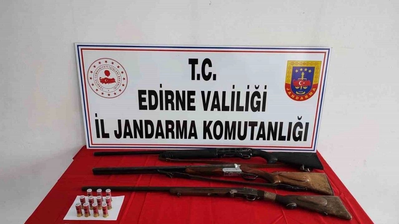 Edirne'deki Bir Evde 5 Ruhsatsız Av Tüfeği ve Tabanca Ele Geçirildi
