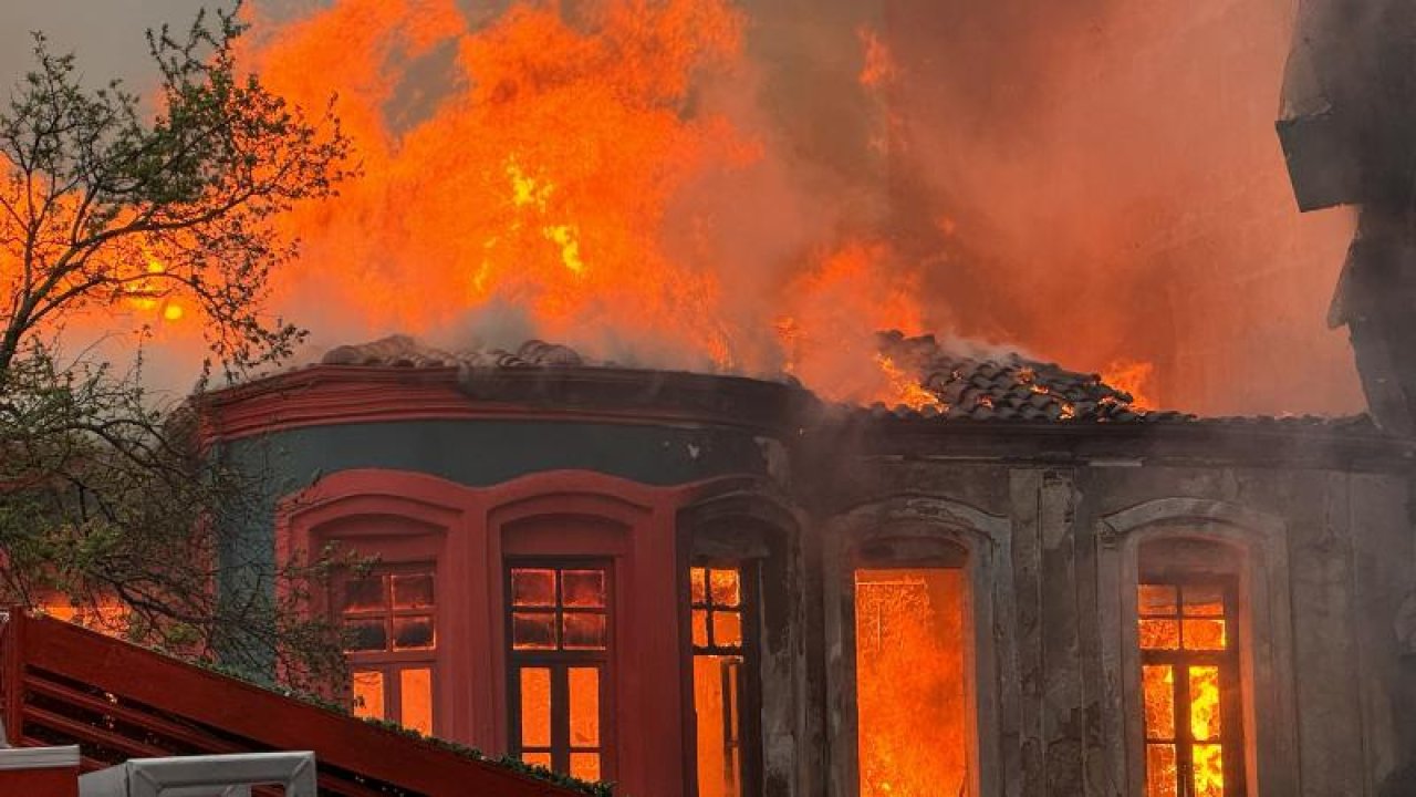 Kırklareli'nde 2 Katlı Tarihi Binada Korkutan Yangın