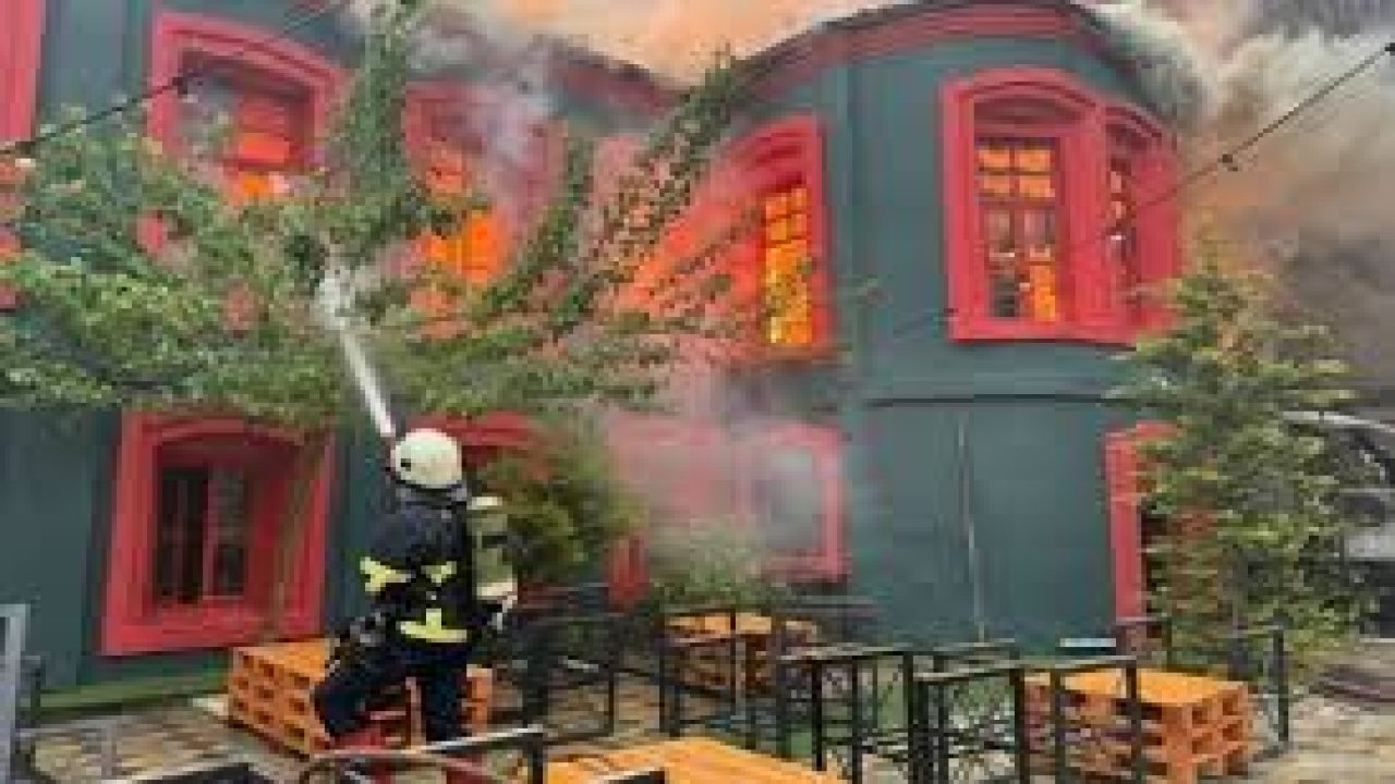 Kırklareli'nde 2 Katlı Tarihi Binadaki Yangın Söndürüldü