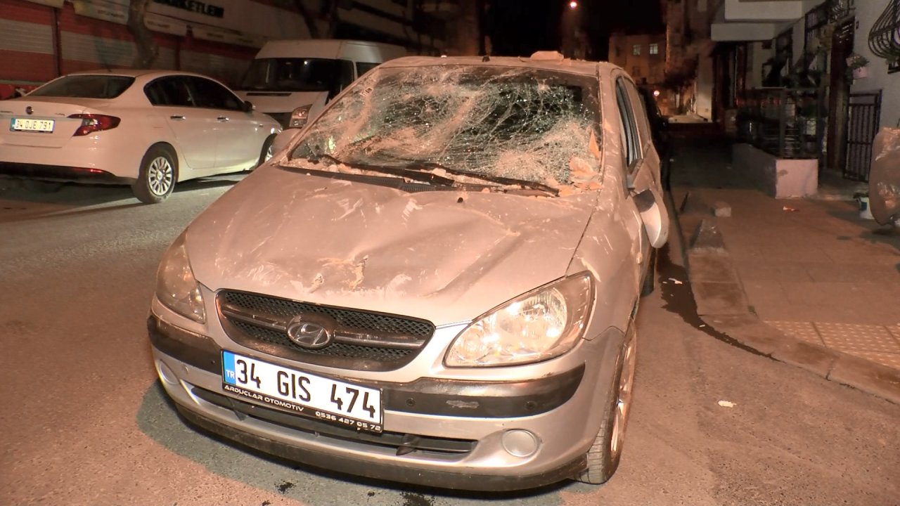 Lüleburgaz'da Otomobilin Üzerine Çatıdan Beton Parçaları Düştü