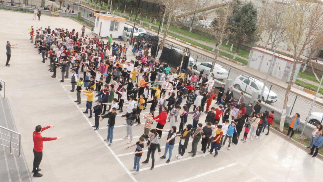 Tekirdağ'da Öğrenciler Okul Bahçesinde Egzersiz Yapıyor