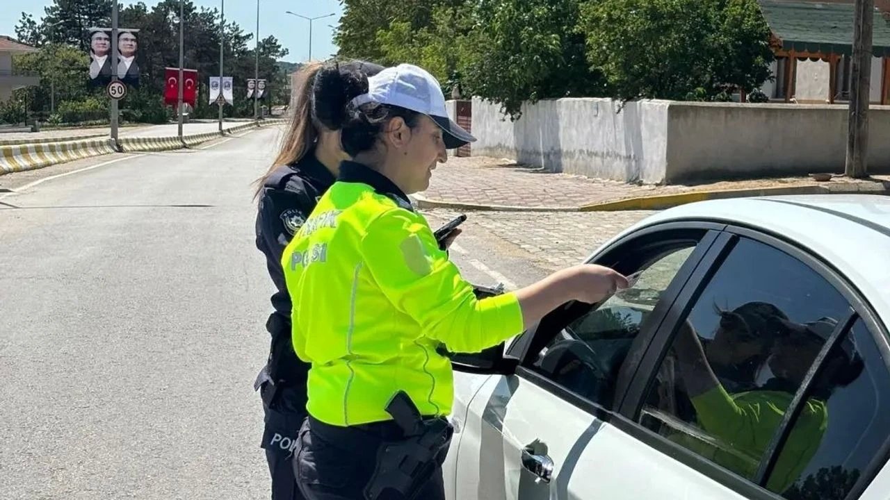 Kırklareli'ndeki Polisten Trafik Kuralları Bilgilendirmesi
