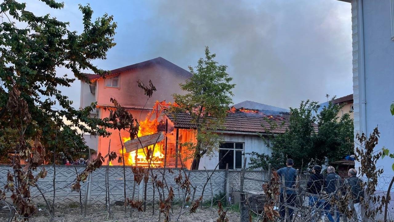 Yangın Çıkan 2 Evde Maddi Hasar Oluştu