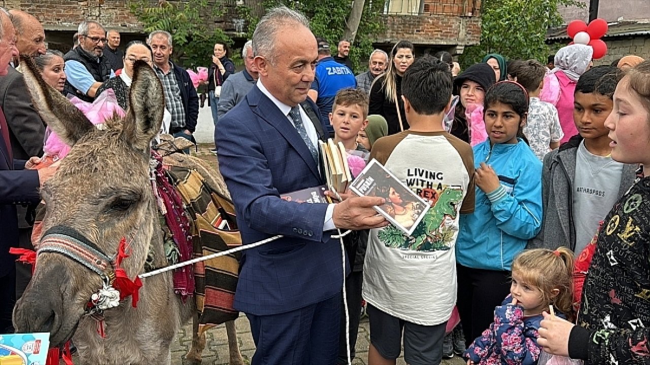 Gurbetçi Hayırsever Eşeğinin Heybesindeki Kitapları Dağıttı