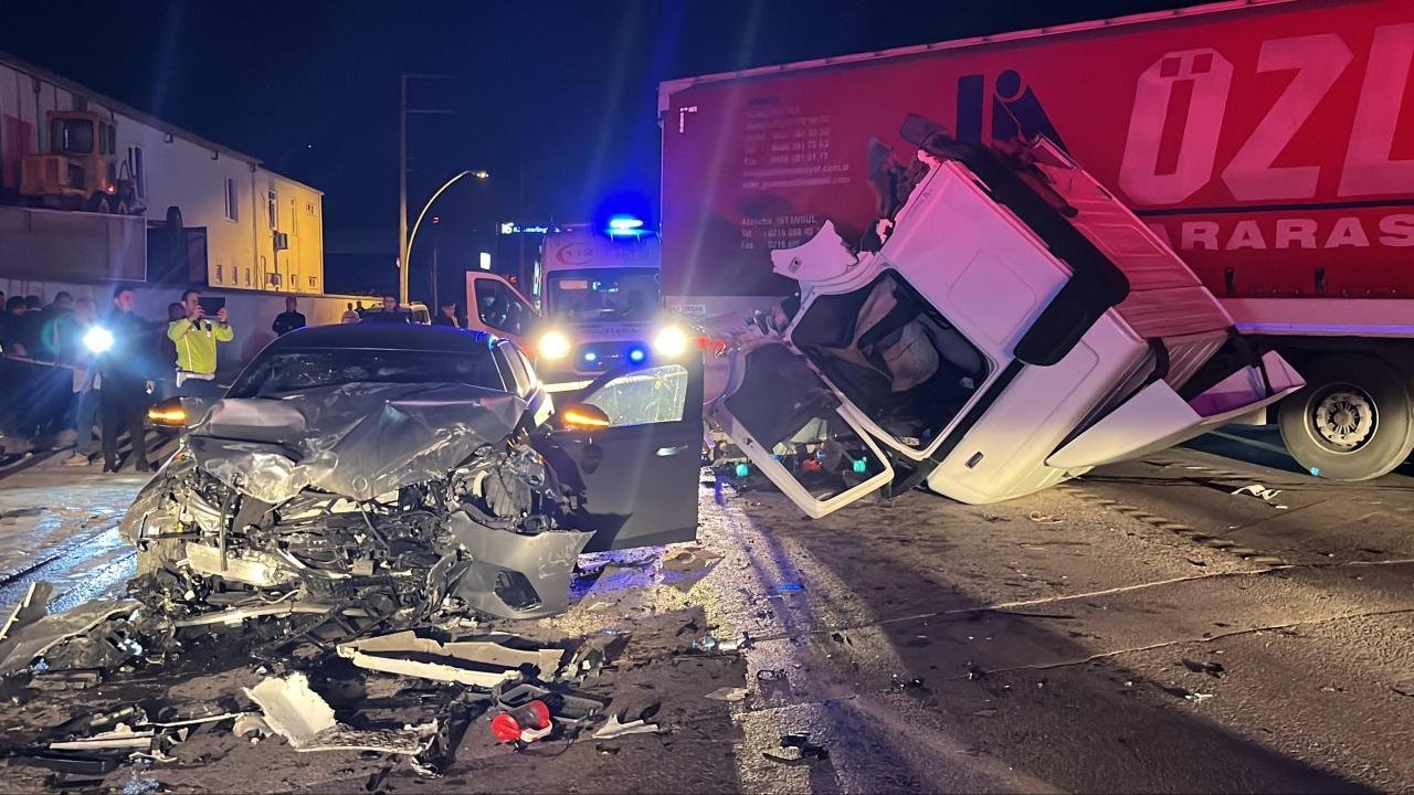 Tırla Otomobilin Çarpıştığı Kazada Birçok Kişi Yaralandı