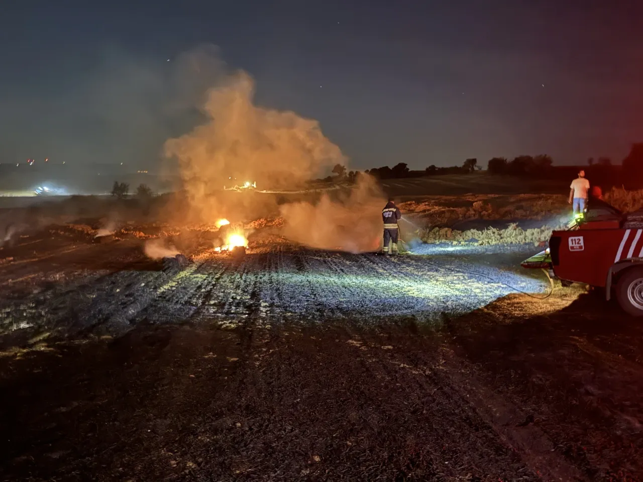 Tekirdağ Süleymanpaşa'da Tır Yangını 300 Dekar Tarım Arazisini Küle Çevirdi